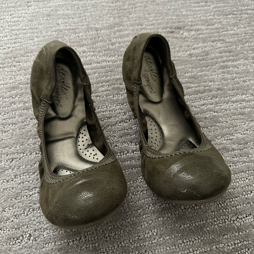 Dexflex comfort flats. Size 8. Green suede